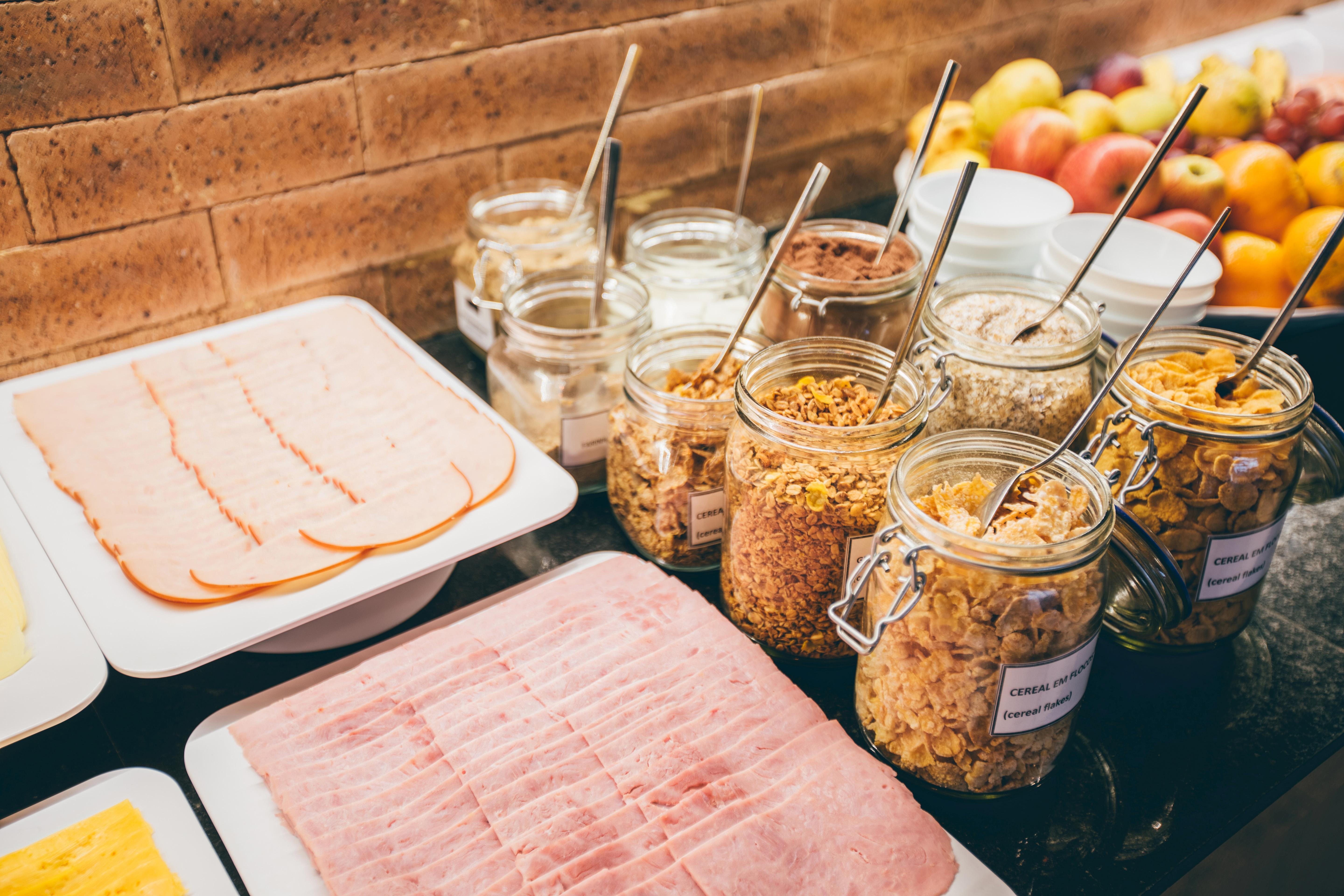 Cullinan Hplus Premium บราซิเลีย ภายนอก รูปภาพ Müsli and ham at a breakfast buffet